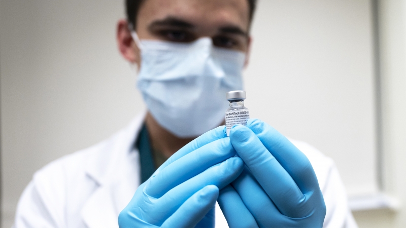 Еще один медработник в США госпитализирован после прививки вакциной Pfizer
