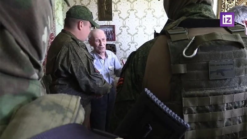 В Мариуполе поздравили ветеранов и тружеников тыла с Днем Победы